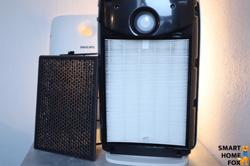 Фильтр HEPA вставлен в воздухоочиститель Philips, а фильтр с активированным углем находится рядом с воздухоочистителем.